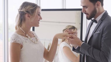 Gelin ve damat gelinlik töreni hazırlamak.