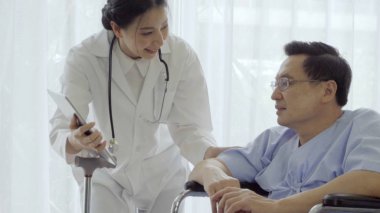 Hastanedeki ya da klinikteki hastalarla doktor ilgileniyor. Sağlık hizmetleri kavramı.