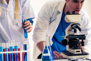 Kimya laboratuvarında çalışan bir grup bilim adamı.