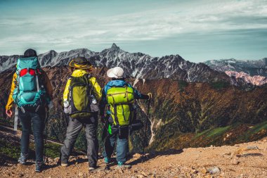 Yürüyüşçü Japonya'da dağda trekking etkinliği yapmak.