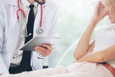 Hastane Ofisinde Erkek Doktor ve Kadın Hasta