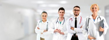 Doktor diğer doktorlar ile hastanede çalışıyor.