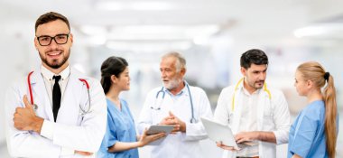 Hastane ofisinde ya da klinikte çalışan profesyonel doktor diğer doktorlar, hemşire ve cerrahlarla birlikte..