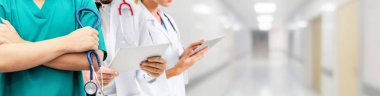 Doktor diğer doktorlar ile hastanede çalışıyor.