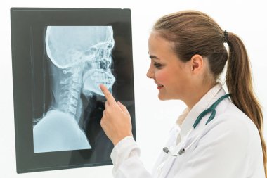 Doktor hasta başının x Ray filmi ile çalışıyor.