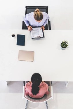 Görüşme için iki genç iş kadını buluşacak..