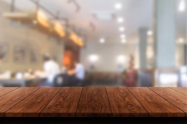 Modern restoranın bulanık arka planda ahşap masa