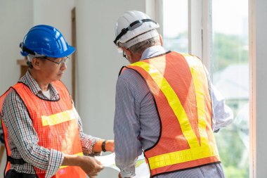 Çizim ile çalışan kıdemli mühendis ve mimar