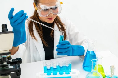 Kimyager laboratuvarında çalışan kadın bilim adamı.