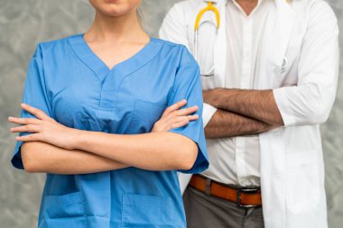 Hastanede çalışan doktor ve hemşire.