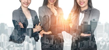 Arka planda şehir ofis binasında birçok iş adamları konferans grup toplantısı çift pozlama görüntü iş anlaşmasının ortaklık başarısını gösteren. Takım çalışması, güven ve anlaşma kavramı.