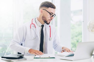 Doktor dizüstü bilgisayar hastanesinde çalışıyor.