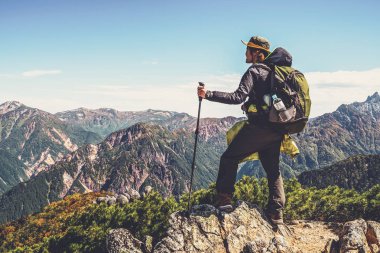 Yürüyüşçü Japonya'da dağda trekking etkinliği yapmak.