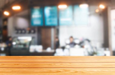Modern restoranın bulanık arka planda ahşap masa