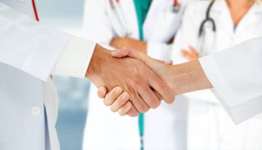 Doktor diğer doktorlar ile hastanede çalışıyor.