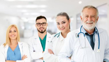 Doktor diğer doktorlar ile hastanede çalışıyor.