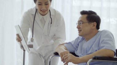 Hastanedeki ya da klinikteki hastalarla doktor ilgileniyor. Sağlık hizmetleri kavramı.