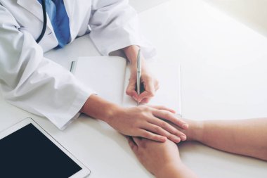 Kadın Doktor ve Kadın Hasta Hastane Ofisinde