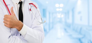 Hastanede çalışan genç erkek doktor..