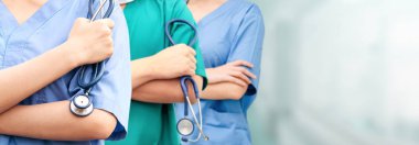 Doktor diğer doktorlar ile hastanede çalışıyor.
