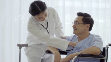 Hastanedeki ya da klinikteki hastalarla doktor ilgileniyor. Sağlık hizmetleri kavramı.