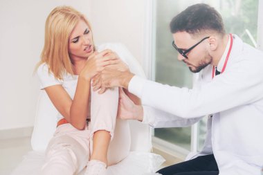 Erkek Doktor ve Kadın Hasta Hastanede.