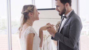 Gelin ve damat gelinlik töreni hazırlamak.