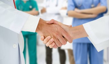 Doktor diğer doktorlar ile hastanede çalışıyor.