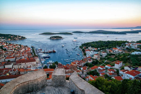 A horvátországi Hvar városára nyíló panorámás kilátás. — Stock Fotó