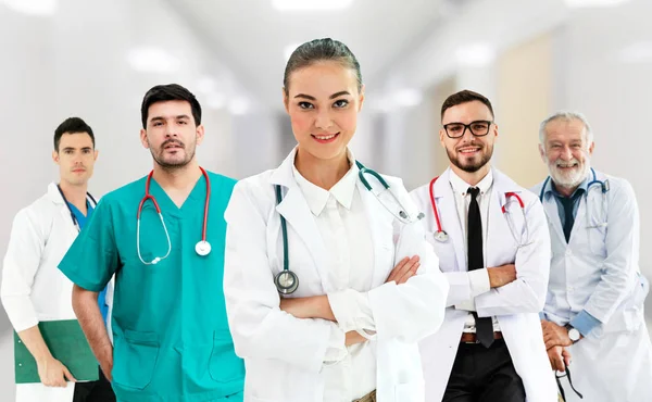 Hastane ofisinde ya da klinikte çalışan profesyonel doktor diğer doktorlar, hemşire ve cerrahlarla birlikte..