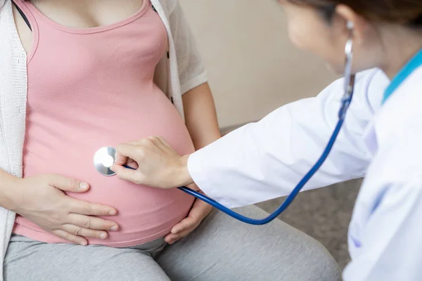 Donna incinta e ginecologo medico presso l'ospedale — Foto Stock