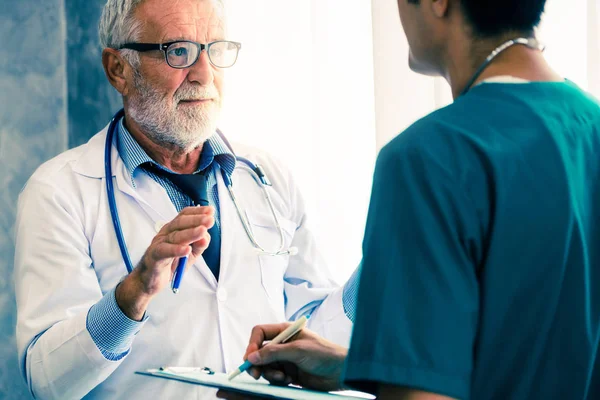 Médico Sénior Trabalhar Com Outro Médico Hospital Conceito Saúde Médica — Fotografia de Stock