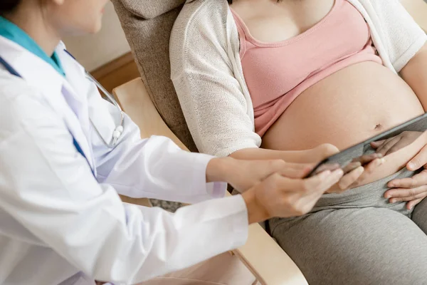 Gravid kvinna och gynekolog doktor vid sjukhuset — Stockfoto