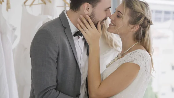 Novia y novio en la ceremonia de preparación de vestido de novia . — Foto de Stock