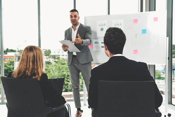 Empresarias y empresarios en reunión de grupo. — Foto de Stock