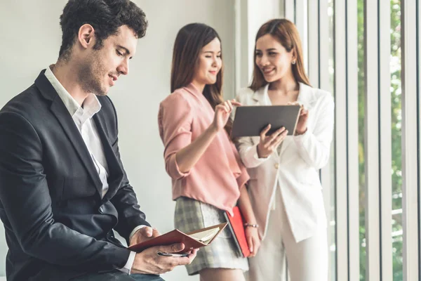 Empresario leyendo libro en oficina de negocios . — Foto de Stock