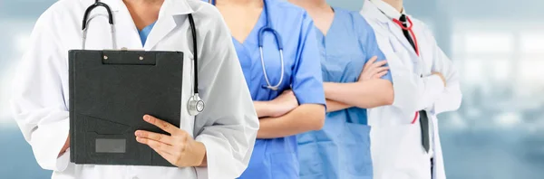 Medico che lavora in ospedale con altri medici . — Foto Stock