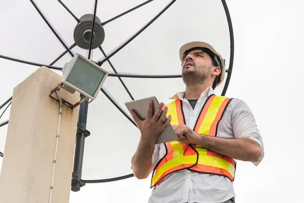 Tekniker eller tekniker som arbetar med parabolantenn — Stockfoto