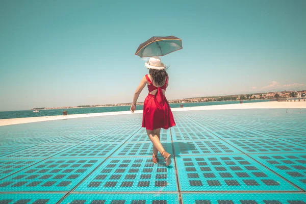 Gelukkige Vrouw Reiziger Dansen Outdoor Disco Vloer Zadar Kroatië — Stockfoto