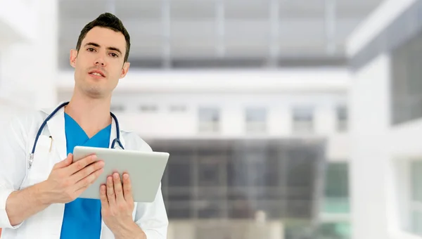 Médico usando tableta en el hospital. — Foto de Stock