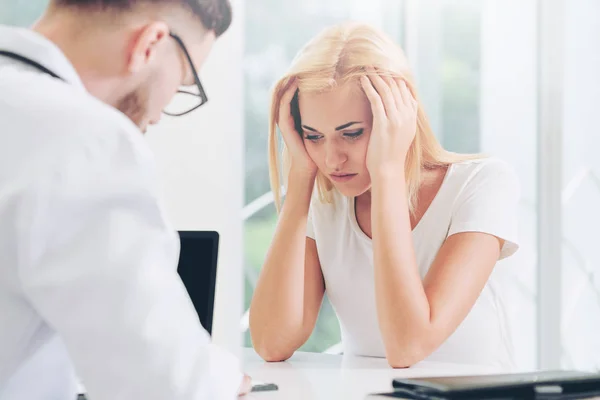 Manlig läkare och kvinnlig patient på sjukhusets kontor — Stockfoto