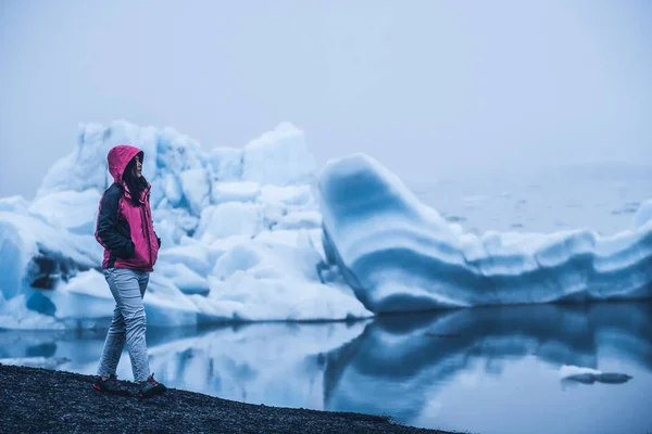 Viaggiare nella laguna glaciale di Jokulsarlon in Islanda . — Foto Stock