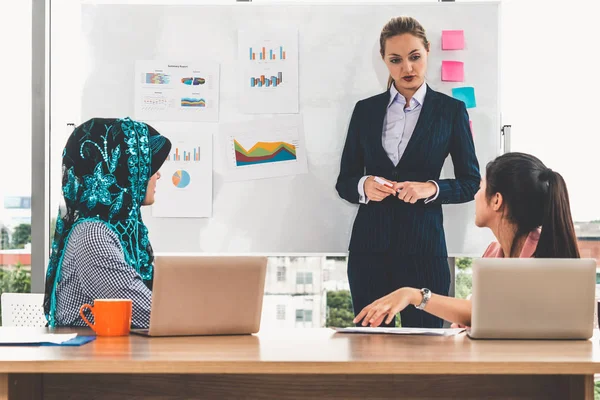 Grupo de trabajo multicultural en la reunión de trabajo en equipo. —  Fotos de Stock