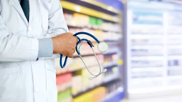 Farmacêutico sénior a trabalhar no hospital . — Fotografia de Stock