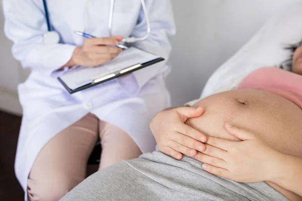 Mulher Grávida e Ginecologista Médica do Hospital — Fotografia de Stock