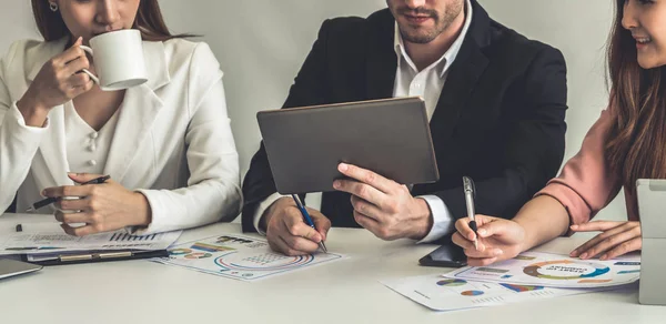 Biznesmen i bizneswoman pracujący w biurze. — Zdjęcie stockowe