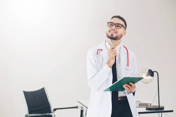 Médico con archivo de salud de pacientes en el hospital . —  Fotos de Stock