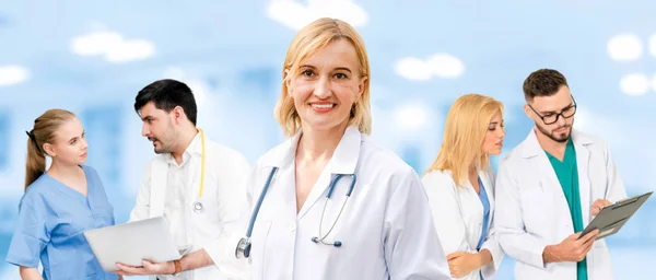 Médico Profesional Que Trabaja Consultorio Clínica Hospitalaria Con Otros Médicos —  Fotos de Stock