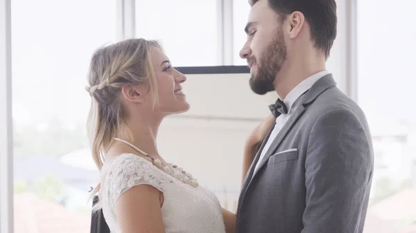 Novia y novio en la ceremonia de preparación de vestido de novia . — Foto de Stock