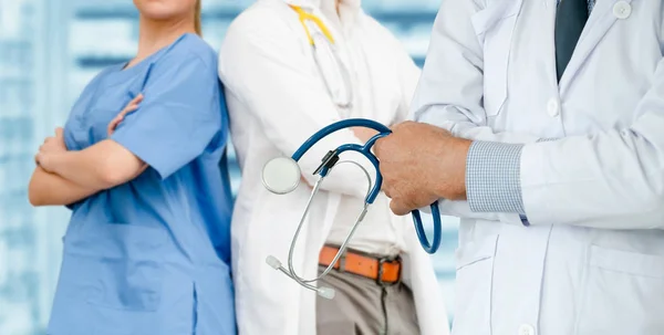 Médico que trabalha no hospital com outros médicos . — Fotografia de Stock